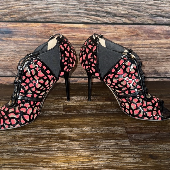 JIMMY CHOO TACTIC LASER-CUT PATENT LATHER CUTOUT BOOTIE HEEL SHOES 39 / 9 $1575 - Picture 7 of 10